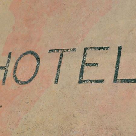 Hotel Du Commerce Пон-Сент-Еспри Екстериор снимка