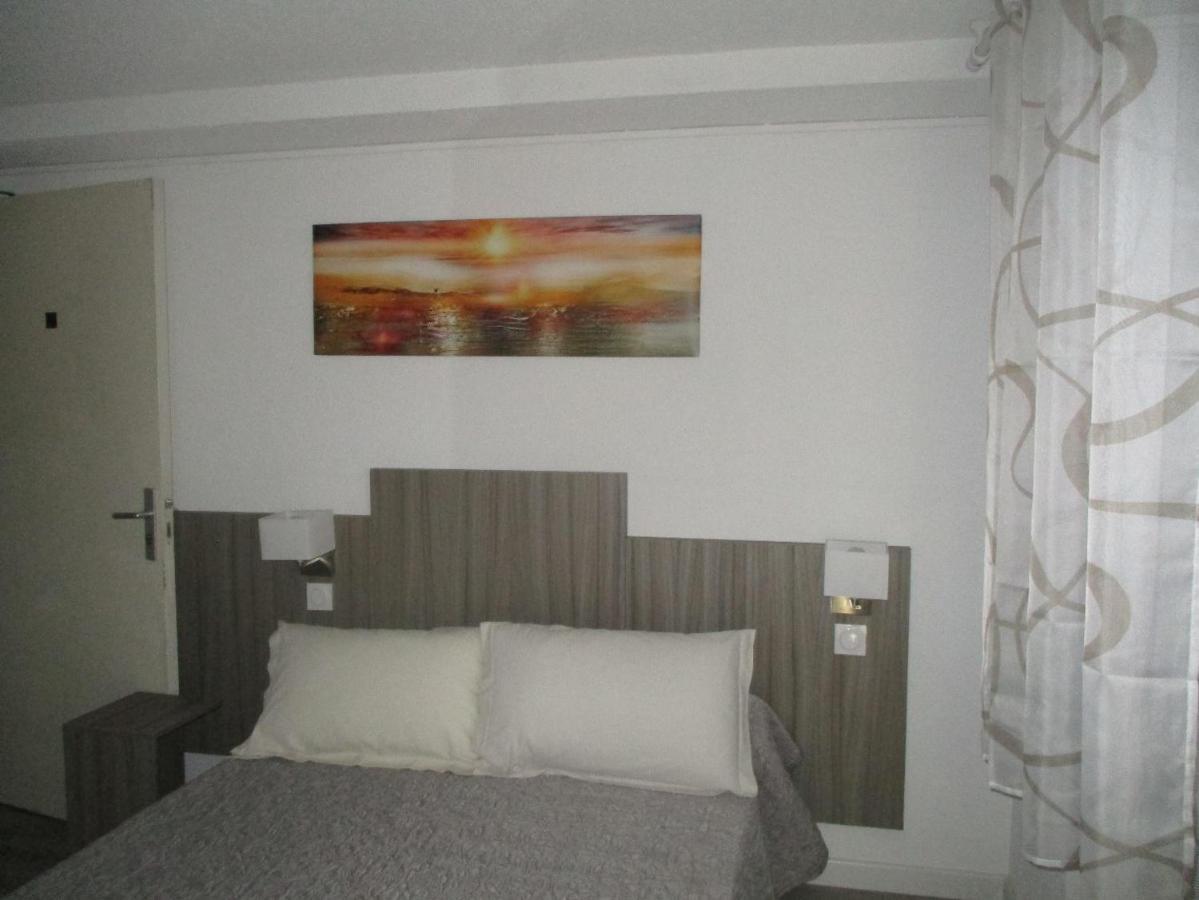 Hotel Du Commerce Пон-Сент-Еспри Екстериор снимка